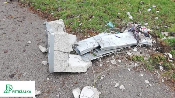 FOTO Následky Silvestra: V Petržalke padla za obeť vandalom aj desiatka kameninových smetných nádob