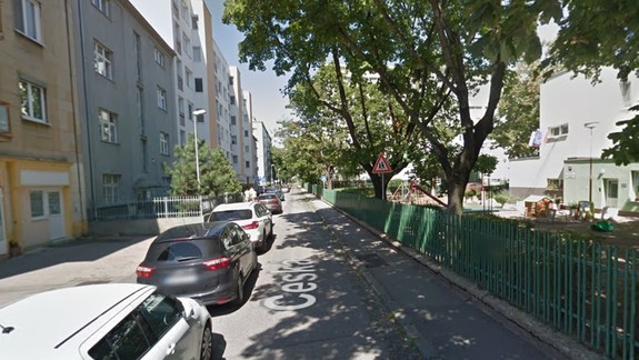 FOTO: V Novom Meste riešili dilemu či vytvoria parkovacie miesta na úkor chodníka...