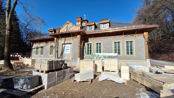 Kam zmizol sklený kontajner? Podnikateľ a politik Alojz Hlina má v lesoparku ďalší veľký plán!