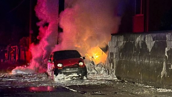 Nehoda s požiarom ako v akčnom filme: Opitý vodič Tesly narazil do dvoch zaparkovaných áut