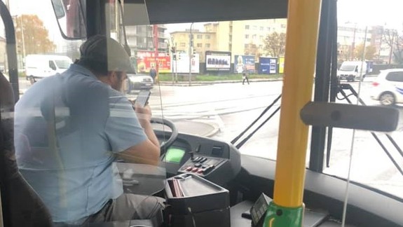 VIDEO: Od decembra už nemôžete v aute mobil ani len chytiť do rúk - inak vám hrozí mastná pokuta