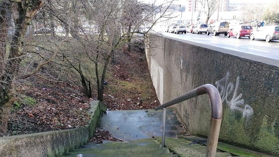 FOTO: V blízkosti DK Dúbravka sa nachádzajú aj schody, ktoré nevedú nikam...