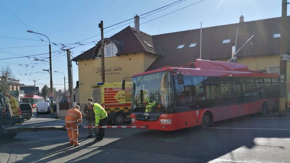 VIDEO a FOTO: Na Kolibe vrazil do Slamenej búdy trolejbus