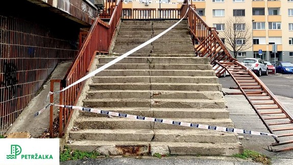 Katastrofálny stav: Cez víkend spadlo zábradlie schodiska na jednej z petržalských terás