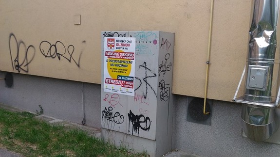 FOTO: Plagáty na cudzom majetku? Ružinovský starosta sa od nich dištancuje!