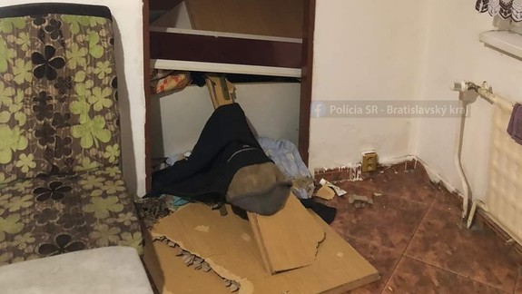 Nočná dráma: Agresívny muž založil požiar v bytovke, napadol policajtov a zabarikádoval sa v cudzom byte