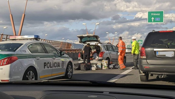Nehoda na obchvate: Vytvorili sa kolóny, na ceste sa muselo poupratovať