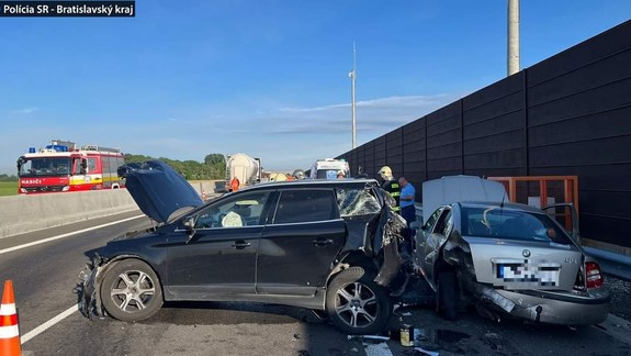 Tragický pondelok: Na D1 pri križovatke Zlaté piesky sa zrazilo päť áut, na R7 došlo po náraze kamióna k tragédii