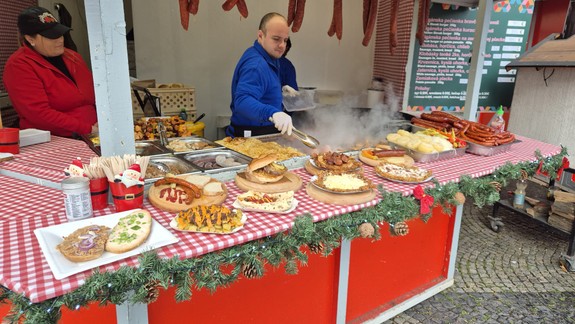 Koľko zaplatíte za cigánsku, lokše či varené víno? Prešli sme sa vianočnými trhmi v centre mesta