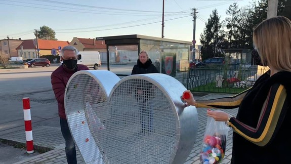 FOTO: V Podunajských Biskupiciach zbierajú vrchnáčiky do veľkého kovového srdca - na aký účel?