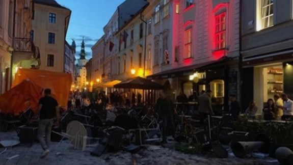 FOTO a VIDEO: Panika v centre Bratislavy - výbuchy, lietajúce stoly, krvavé útoky - polícia uzavrela Staré Mesto!