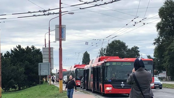 Trolejbusy č. 201 a č.202 smerom na Dolné hony mali kuriózny problém, ale už sa ho technikom z DPB podarilo odstrániť...