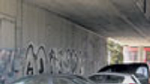 Nelegálne parkovanie pod mostom pokračuje