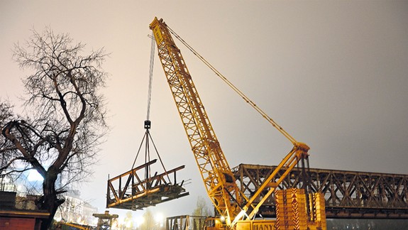 Výstavba tzv. Petržalskej električky sa začala demontážou Starého mosta