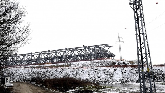 FOTO: K šiestemu bratislavskému mostu ponad Dunaj už priviezli unikátnu oceľovú konštrukciu