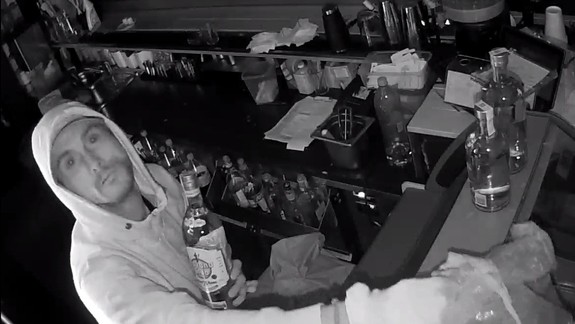 Lepšie zapózovať asi ani nemohol. Nepoznáte tohto nočného návštevníka kaviarne? Hľadá ho polícia