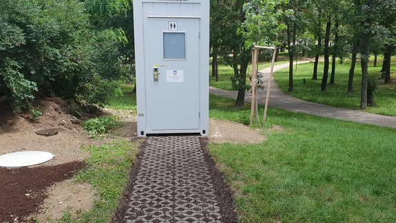 Čo na to poviete? Vo Vrakunskom lesíku pribudol tento záchodík