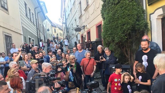 ANKETA: Bratislava má novú kontroverznú sochu - nahého mužíka s mierne vulgárnym menom