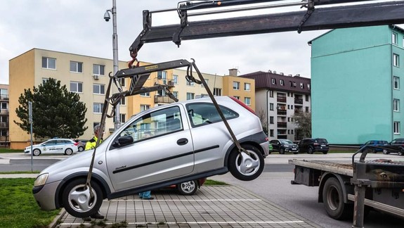 Pezinok začal z ulíc odstraňovať autovraky
