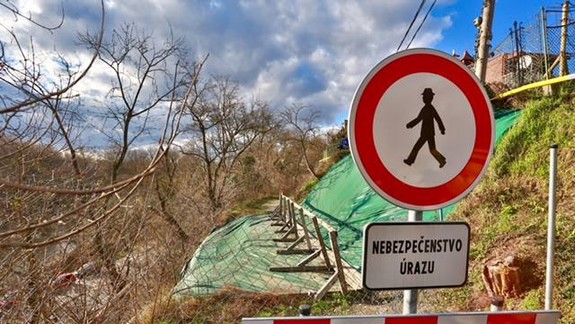 Mesto začalo so sanáciou svahu nad Devínskou cestou