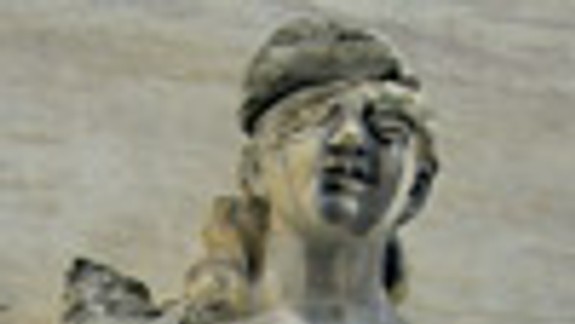 Múzy na budove divadla nahlodal zub času