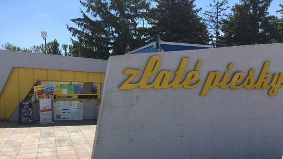 OTRASNÉ! Mnohí návštevníci si zo Zlatých pieskov robia smetisko: Kto má vlastne čistiť brehy okolo jazera?