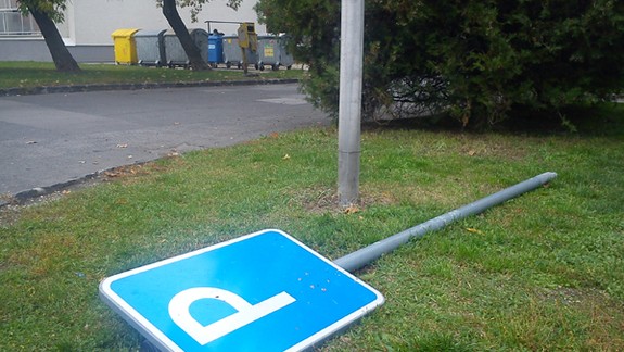 V Ružinove niekto opäť odpílil značky