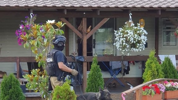 FOTO: V Podunajských Biskupiciach uskutočnila NAKA protidrogovú raziu - zadržali pri nej 20 podozrivých osôb!