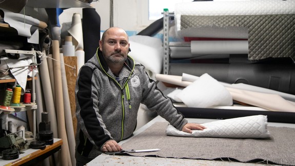 Úžasná premena: Pod rukami petržalského čalúnnika Michala Bihariho sa mení starý nábytok na nádherné kúsky