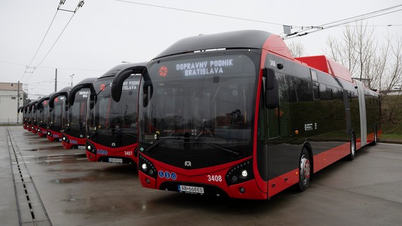 Dopravný podnik nasadil do ulíc osem nových kĺbových autobusov, na ktorých linkach premávajú?