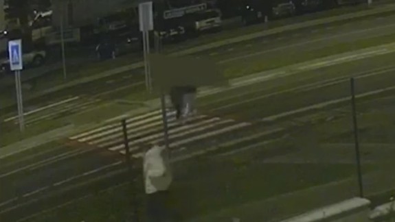 VIDEO: Vodič v plnej rýchlosti zrazil dve chodkyne na priechode pre chodcov