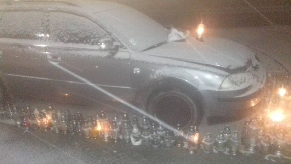 FOTO: Auto nebohého mladíka, ktorého zabilo 25-tisíc voltov, ľudia doslova obložili sviečkami