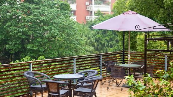 Odvodnenie dlažby na terasu: Ako sa vyhnúť bazénu, o ktorý ste nestáli?