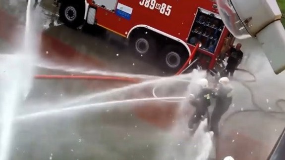 VIDEO: Aj bratislavských hasičov pobavili zábery, ako sa ich kolegovia striekali hadicami na dvore...