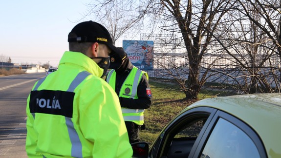 FOTO a VIDEO: Kontrolujú policajné hliadky autá smerujúce do okresov hraničiacich s Bratislavou?