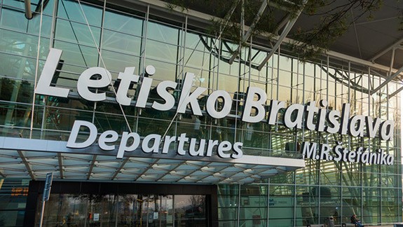 Koronavírus: Mužovi na bratislavskom letisku potvrdili pozitívny test