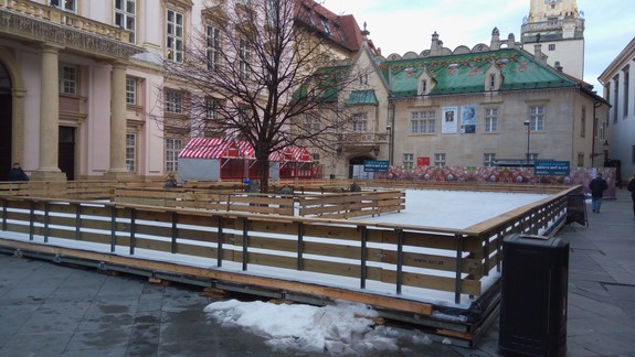 Polícia zadržala troch Bratislavčanov, mali sa vlámať do požičovne korčúľ