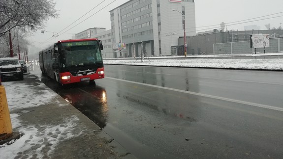 Sneží. Dopravný podnik prezradil, ako sa pripravoval na zimu