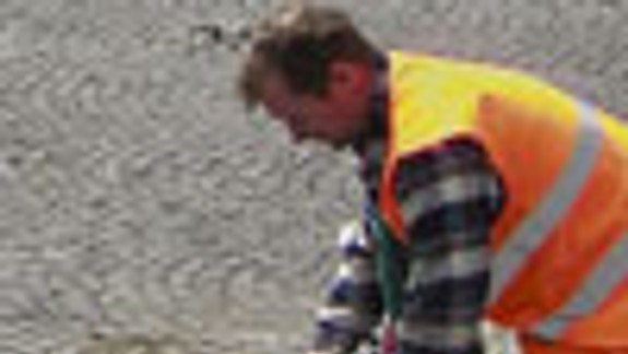 Mnohé dlažobné kocky sa stále váľajú po zemi