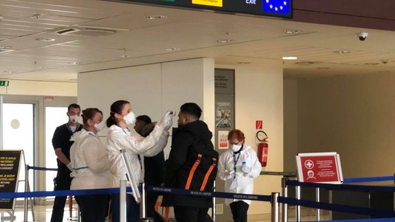 Hygienici vyzývajú, aby ľudia oslávili Silvester len v kruhu najbližších