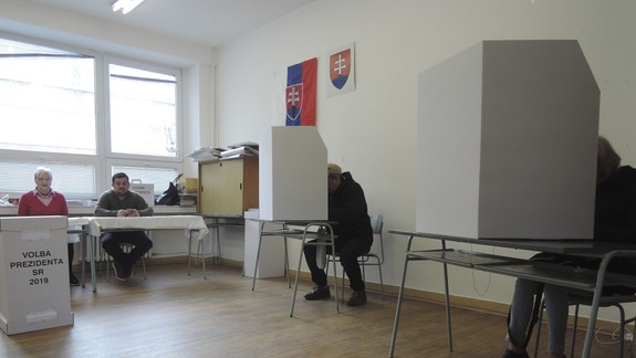 Volebné schránky v Lamači plnia prvé hlasovacie lístky