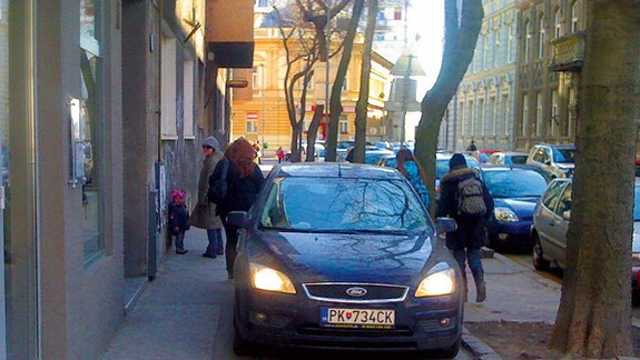 Auto na chodníku ohrozuje chodcov