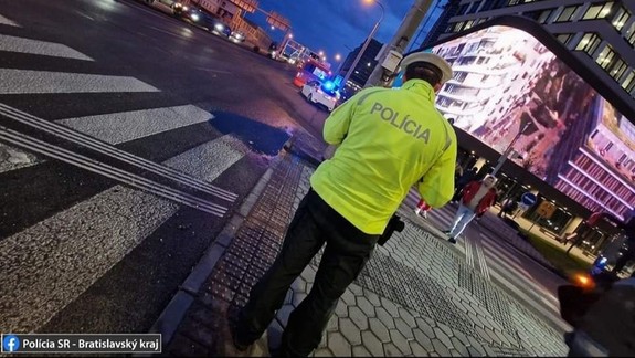 Poznáte muža na fotografii v článku? Policajti sa ho potrebujú opýtať na podvod za takmer tritisíc eur