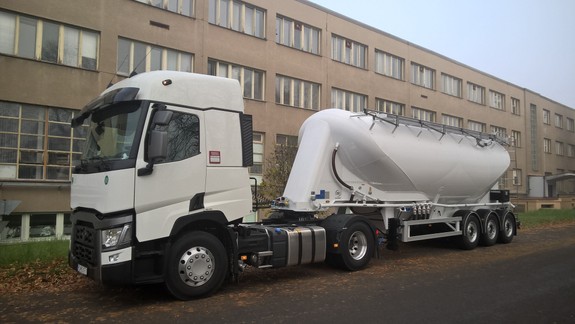 Za Svätým Jurom usmrtila cisternová súprava ťahača 25-ročného chodca