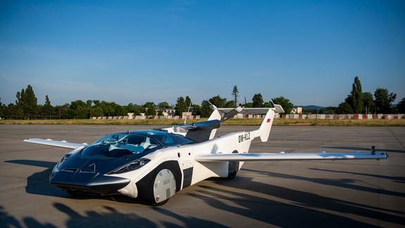 FOTO a VIDEO: Lietajúce auto bez problémov zvládlo prelet z Nitry do Bratislavy