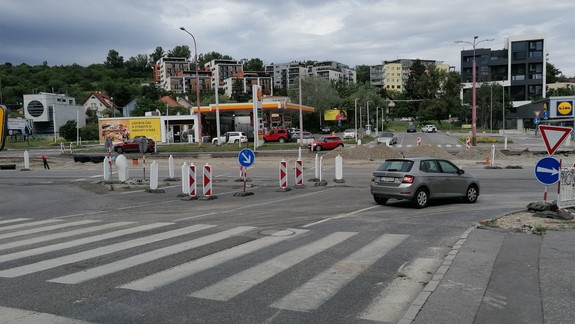 V Karlovej Vsi cítiť unikajúci plyn - na Molecovej ulici došlo k poškodeniu potrubia