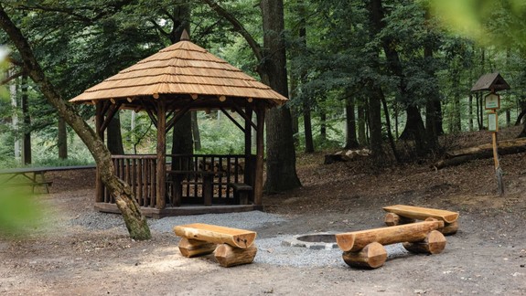 Môžete si v nich oddýchnuť aj vy: V lesoparku obnovili v lete štyri besiedky