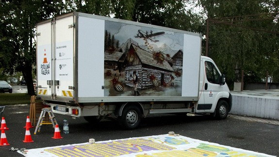 Potulná galéria proti extrémizmu zavíta v nedeľu do Karlovej Vsi