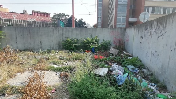 Zúfalí obyvatelia okolia Filiálky: Pod oknami sa im hromadí odpad, pohybujú sa tu asociáli a narkomani