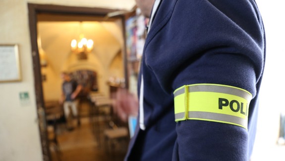 FOTO: NAKA zasahuje v kaviarni na Panenskej ulici v súvislosti s prípadom prenasledovania novinárov